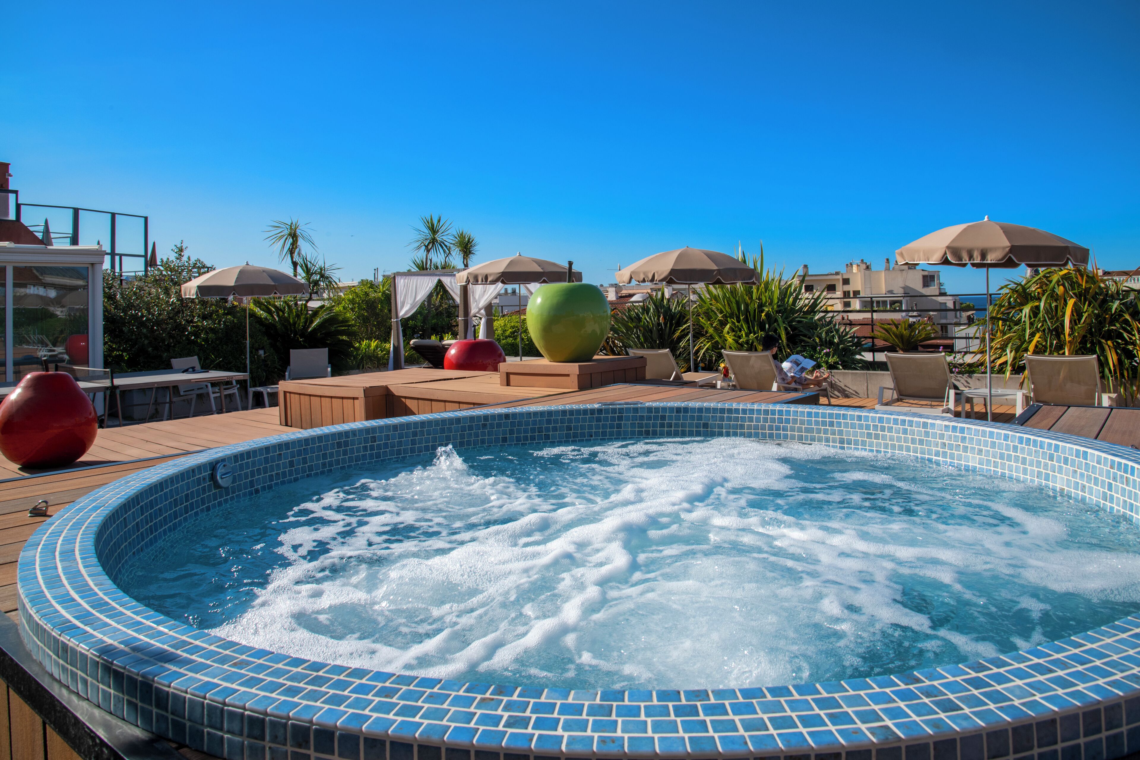 Outdoor spa tub