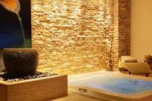 Indoor spa tub