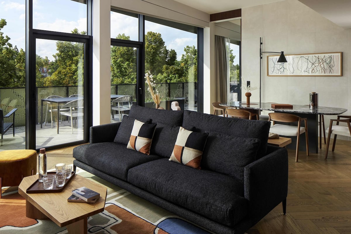 Suíte executiva, 2 quartos, terraço | Roupas de cama premium, frigobar, cofres nos quartos, escrivaninha