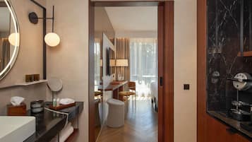 Superior-Zimmer, 1 Queen-Bett, Balkon (Signature) | Hochwertige Bettwaren, Minibar, Zimmersafe, Schreibtisch