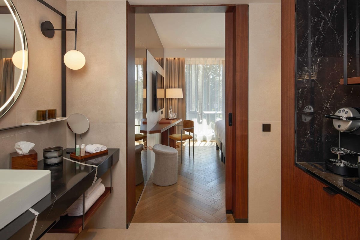 Chambre Supérieure, 1 grand lit, balcon (Signature) | Literie de qualité supérieure, minibar, coffres-forts dans les chambres