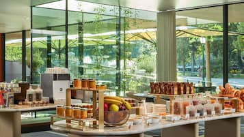 Se ofrece un desayuno bufé (32 EUR por persona)