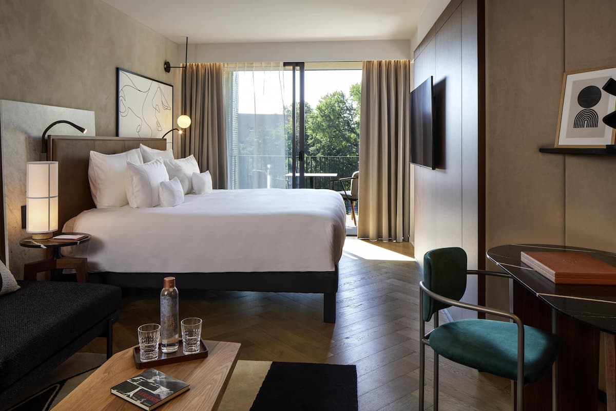 Executive Room, 1 Queen Bed with Sofa bed, Balcony (Artist)