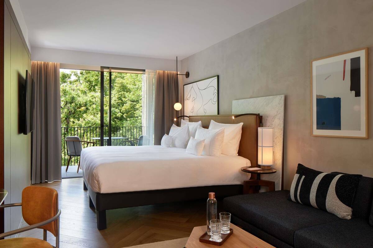 Bộ đồ giường cao cấp, minibar, két bảo mật tại phòng, bàn 