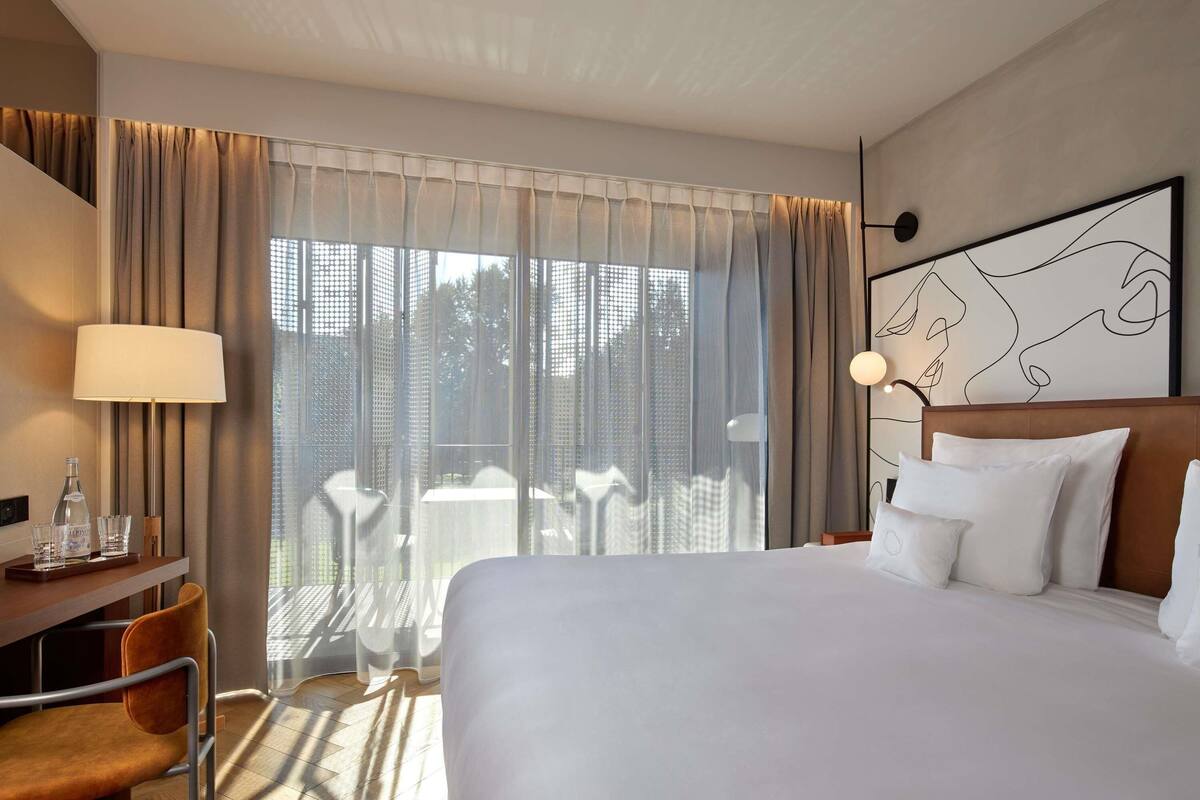 Bộ đồ giường cao cấp, minibar, két bảo mật tại phòng, bàn 