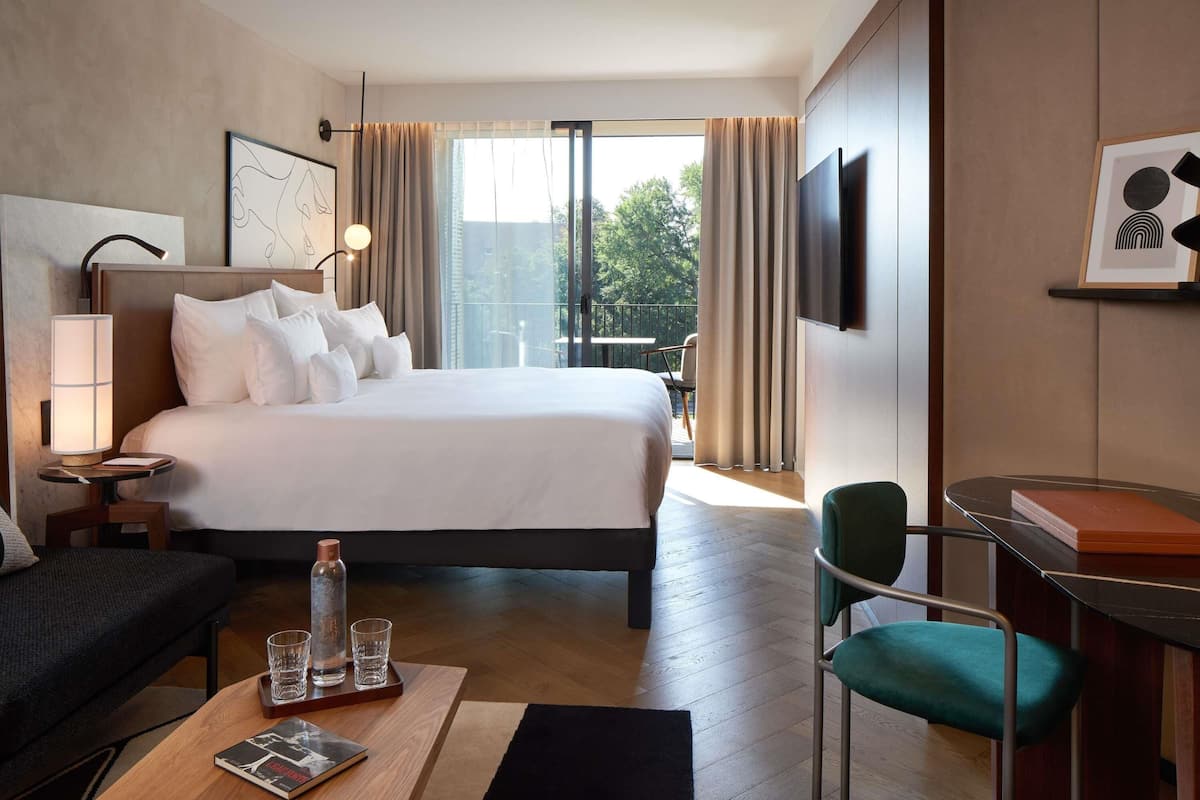 Bộ đồ giường cao cấp, minibar, két bảo mật tại phòng, bàn 