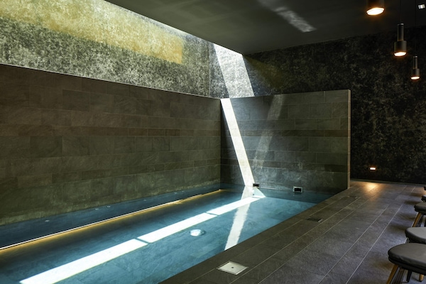 Piscina interna, funciona das 8h às 20h, espreguiçadeiras