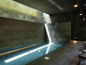 Innenpool, geöffnet von 08:00 Uhr bis 20:00 Uhr, Liegestühle