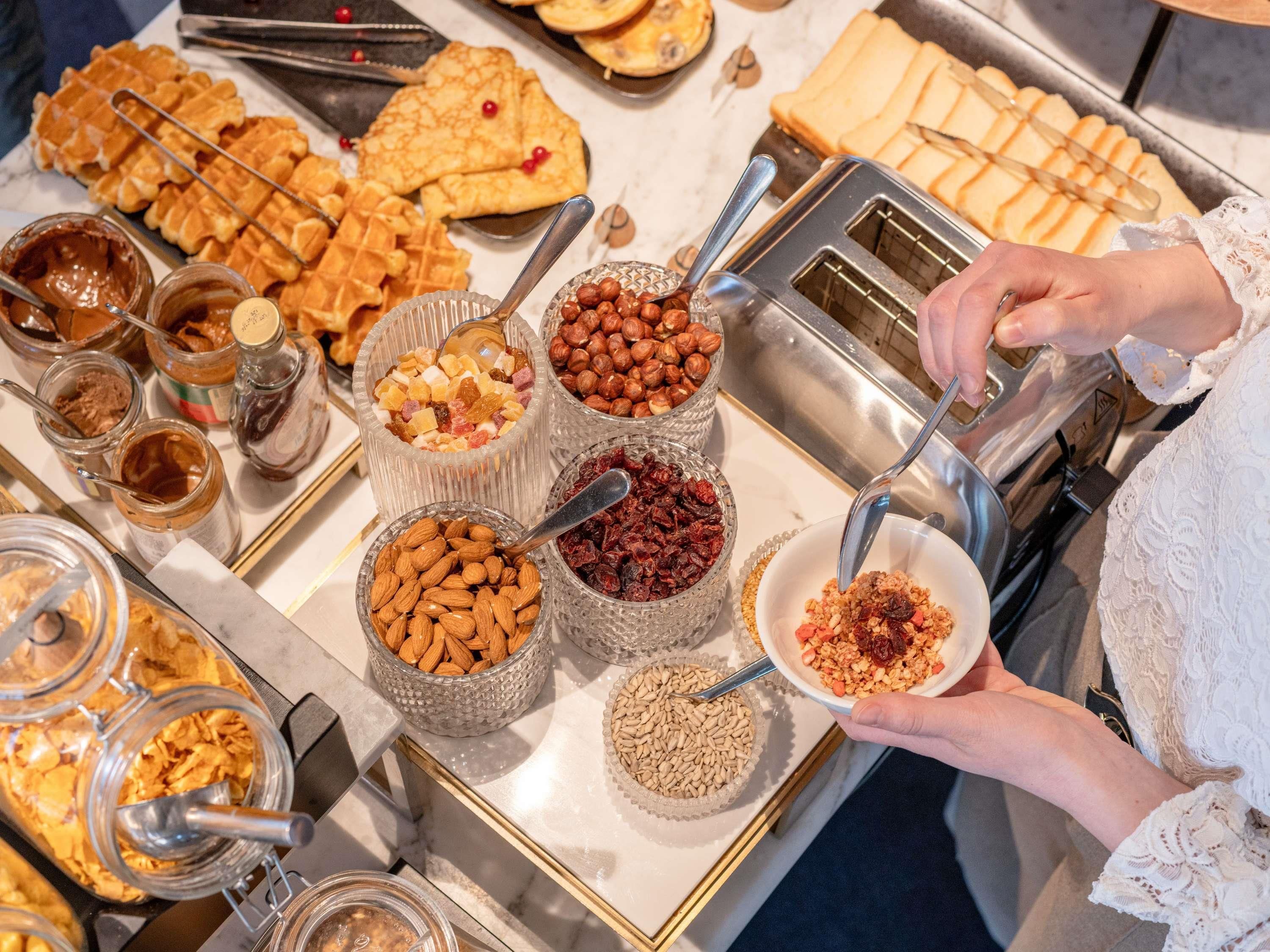 Ein reichhaltiges Buffet mit verschiedenen Speisen und Beilagen.