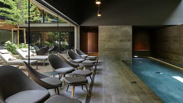 Piscine couverte, accÚs possible de 08 h 00 à 20 h 00, chaises longues