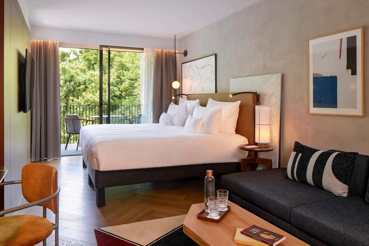 Executive-Zimmer, 1 Queen-Bett, Balkon (Artist) | Hochwertige Bettwaren, Minibar, Zimmersafe, Schreibtisch