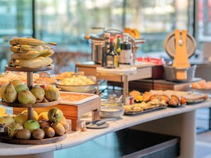 A buffet with fruits and pastries. - L'Esquisse Hotel & Spa Colmar - MGallery Collection (Colmar)