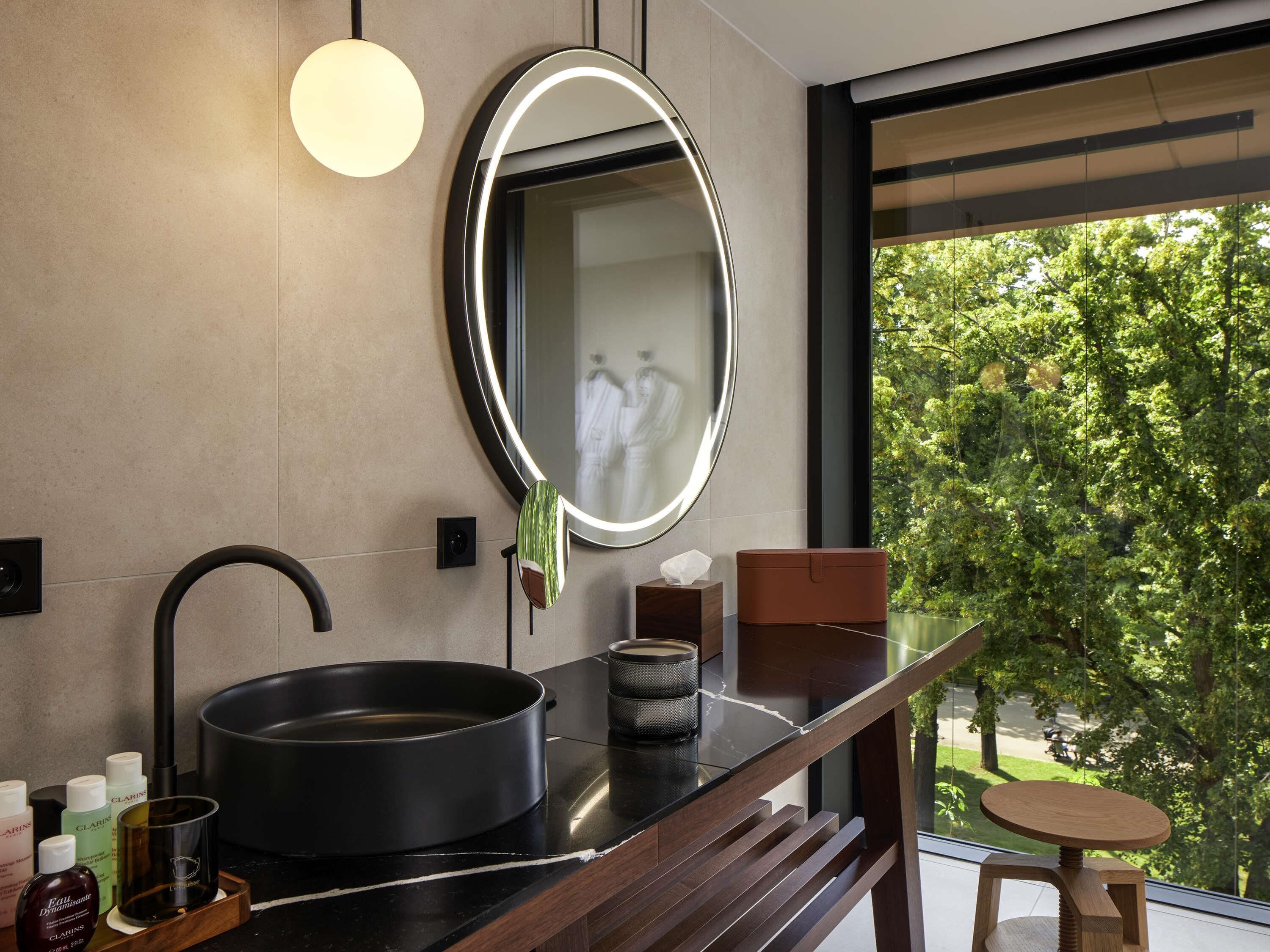 executive room, 1 queen bed, balcony (artist) | premium bedding, minibar, in-room safe, desk