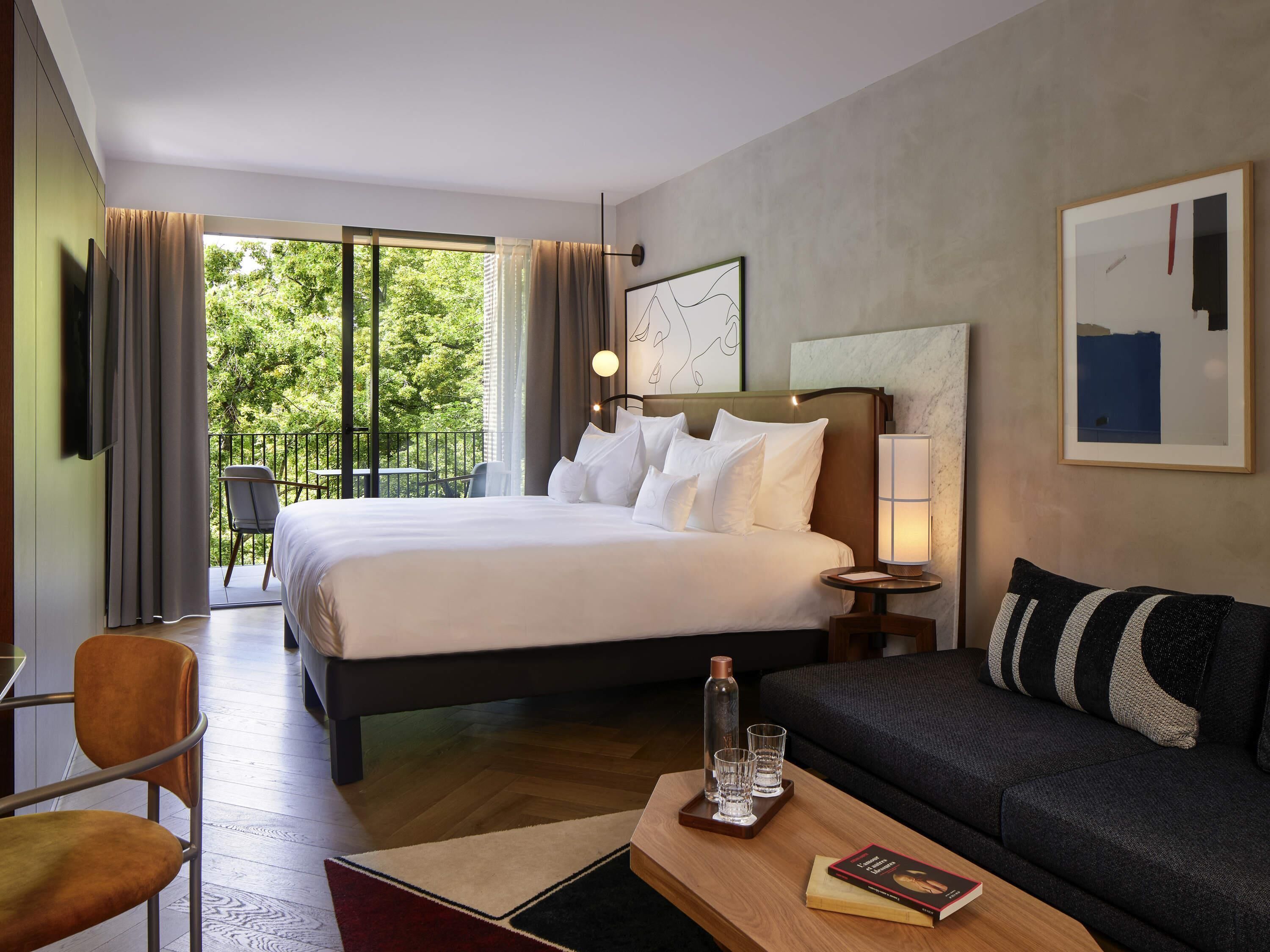 Executive Room, 1 Queen Bed, Balcony (Artist) | Premium bedding, minibar, in-room safe, desk