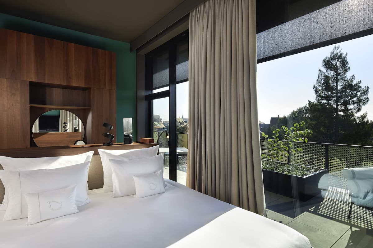 premium bedding, minibar, in-room safe, desk