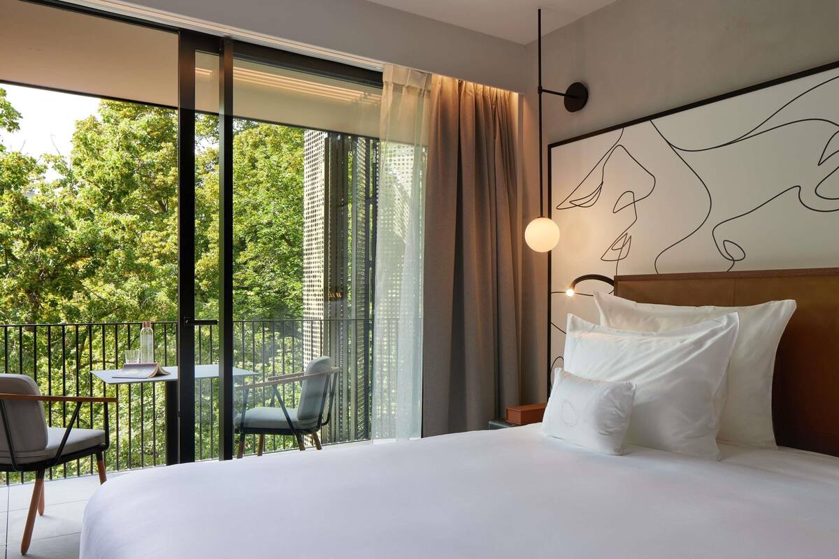 Phòng Deluxe, 1 giường cỡ queen, ban công | Bộ đồ giường cao cấp, minibar, két bảo mật tại phòng, bàn 