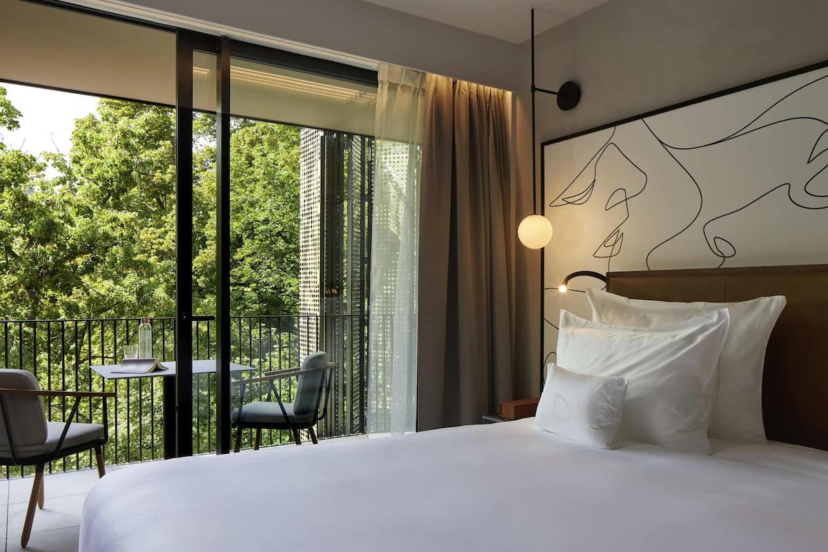 Chambre Deluxe, 1 grand lit, balcon | Literie de qualité supérieure, minibar, coffres-forts dans les chambres