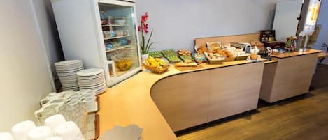 Frukostbuffé varje dag (EUR 9.50 per person)