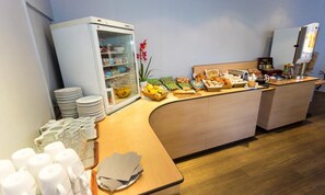 Dagelijks ontbijtbuffet (EUR 9.50 per persoon)