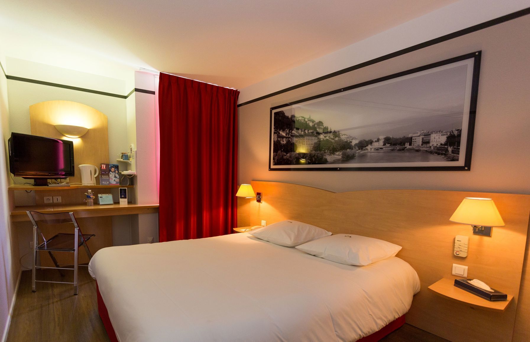 Escriptori, habitacions insonoritzades, wifi gratuïta i roba de llit 