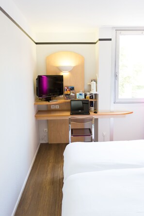 Escritorio, sistema de insonorización, wifi gratis y ropa de cama