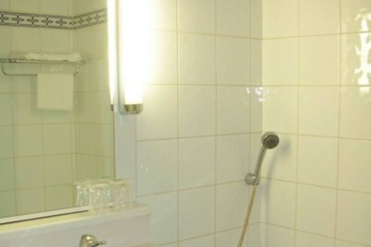 bathtub, hair dryer, towels