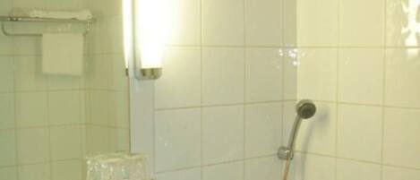 A bathroom with a sink, mirror, and bathtub.