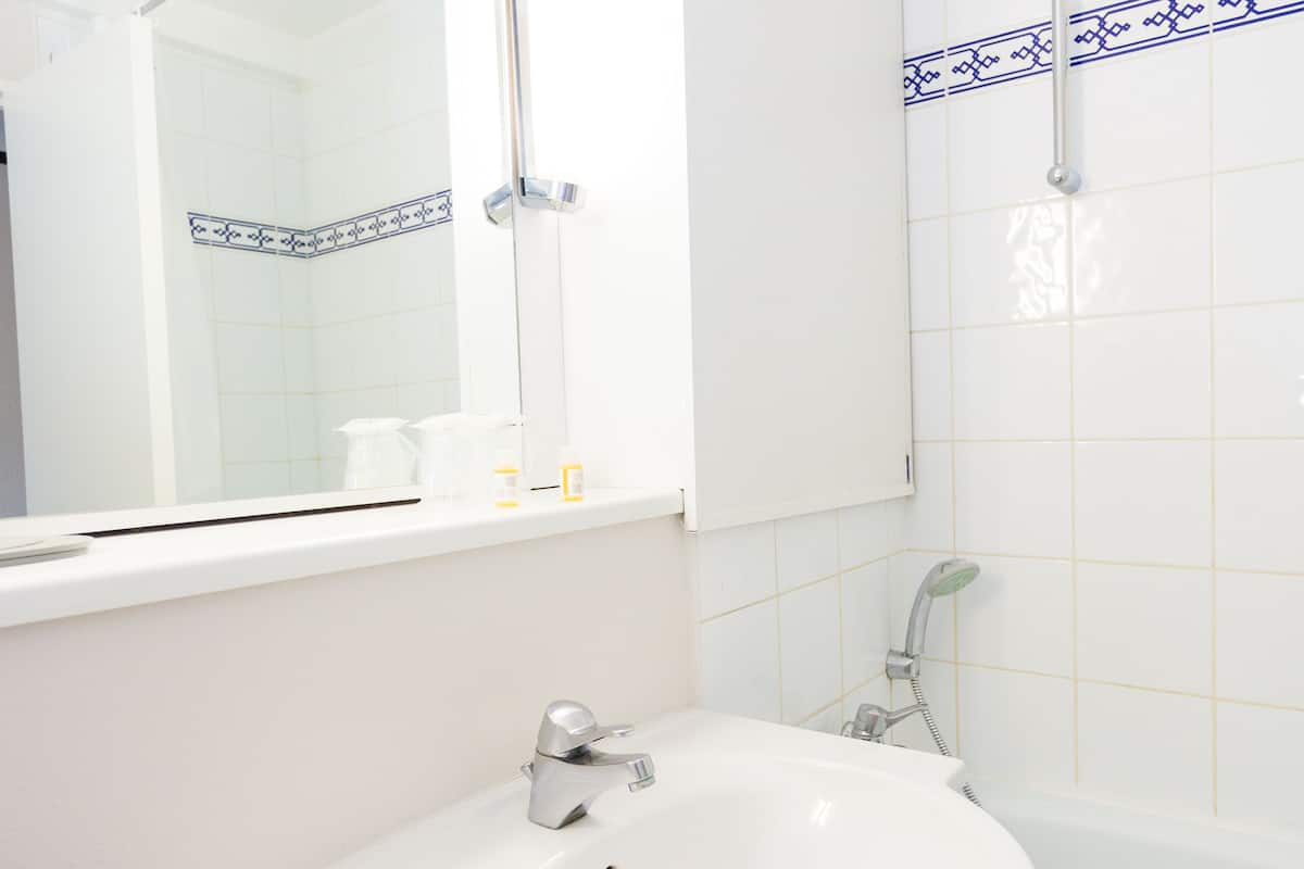 standard room, 2 single beds | bathroom | bathtub, hair dryer, towels