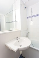 Standard-huone, 2 yhden hengen sänkyä | Kylpyhuone | Kylpyamme, hiustenkuivaaja, pyyhkeet