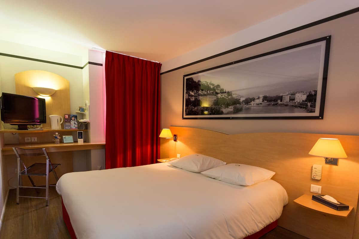 1 bedroom, desk, soundproofing, free wifi