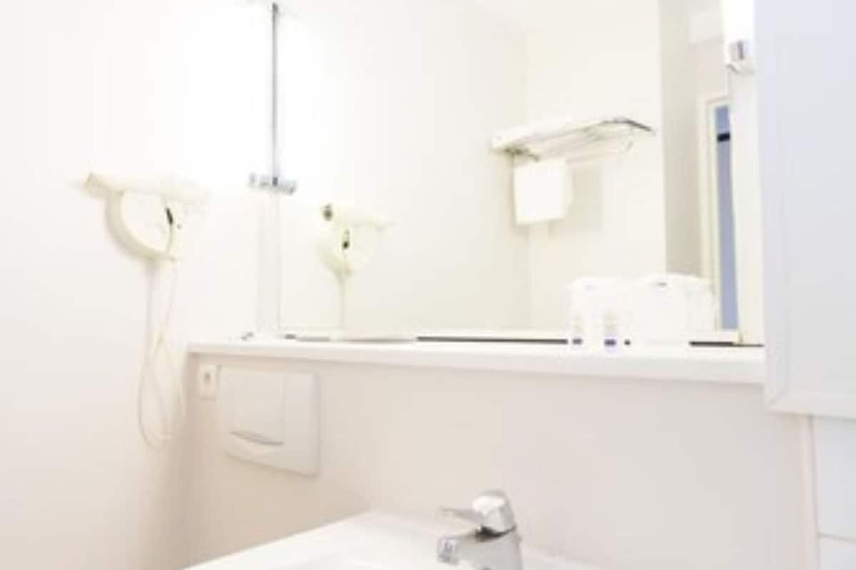 bathtub, hair dryer, towels