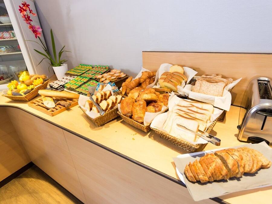 Tägliches Frühstücksbuffet (9.50 EUR pro Person)