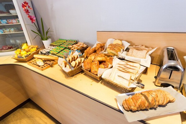 Frokostbuffé hver dag (EUR 9.50 per person)