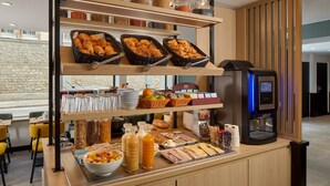 A breakfast buffet with various food items, including pastries, fruits, and beverages. - Timhotel Paris Gare de l'Est (Paris)