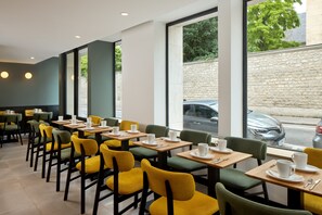 Café da manhã com buffet todos os dias (EUR 17 por pessoa) 