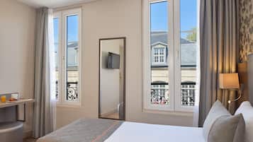 Superior Twin Room | In-room safe, desk, soundproofing, iron/ironing board
