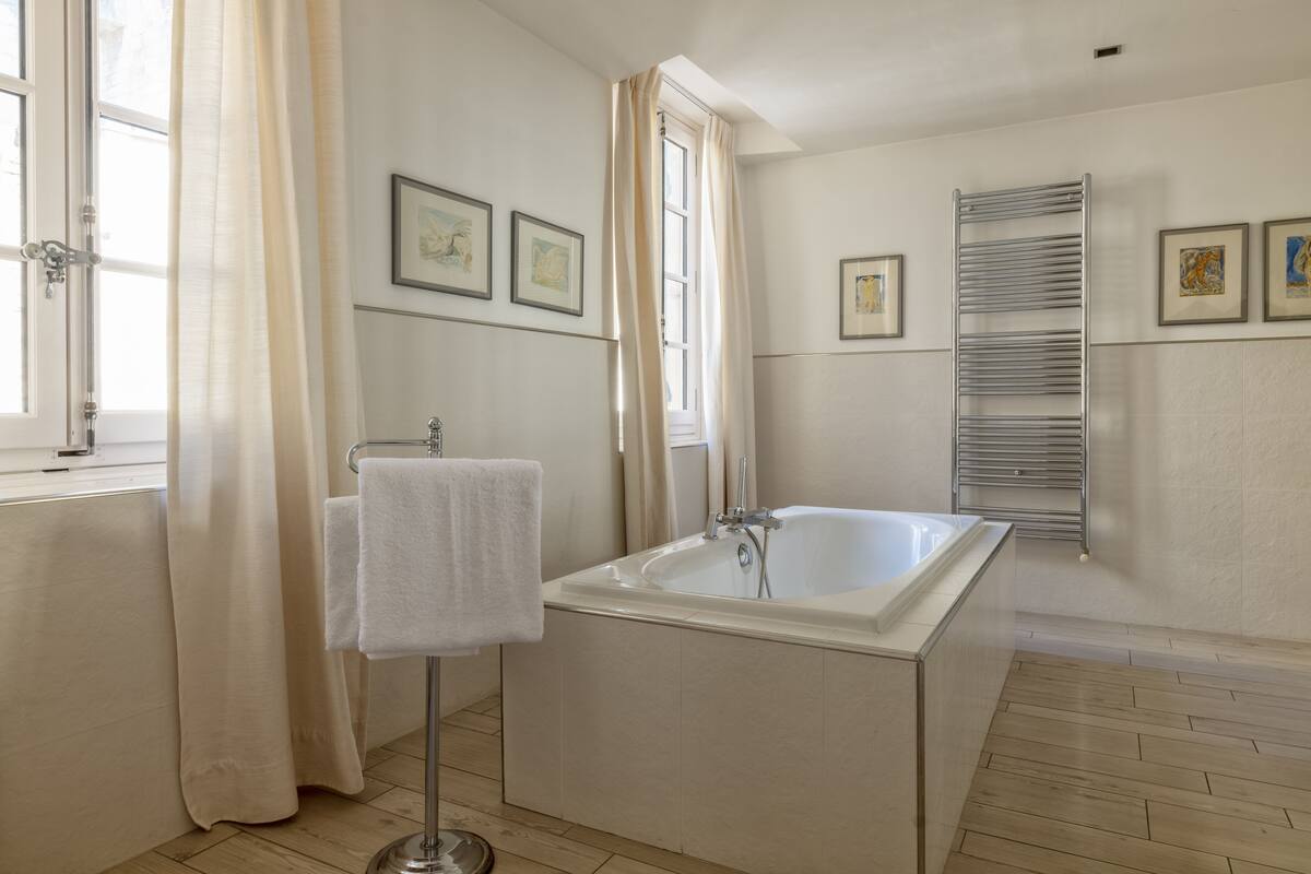 deluxe room, 1 double or 2 single beds | bathroom | free toiletries, hair dryer, bathrobes, slippers