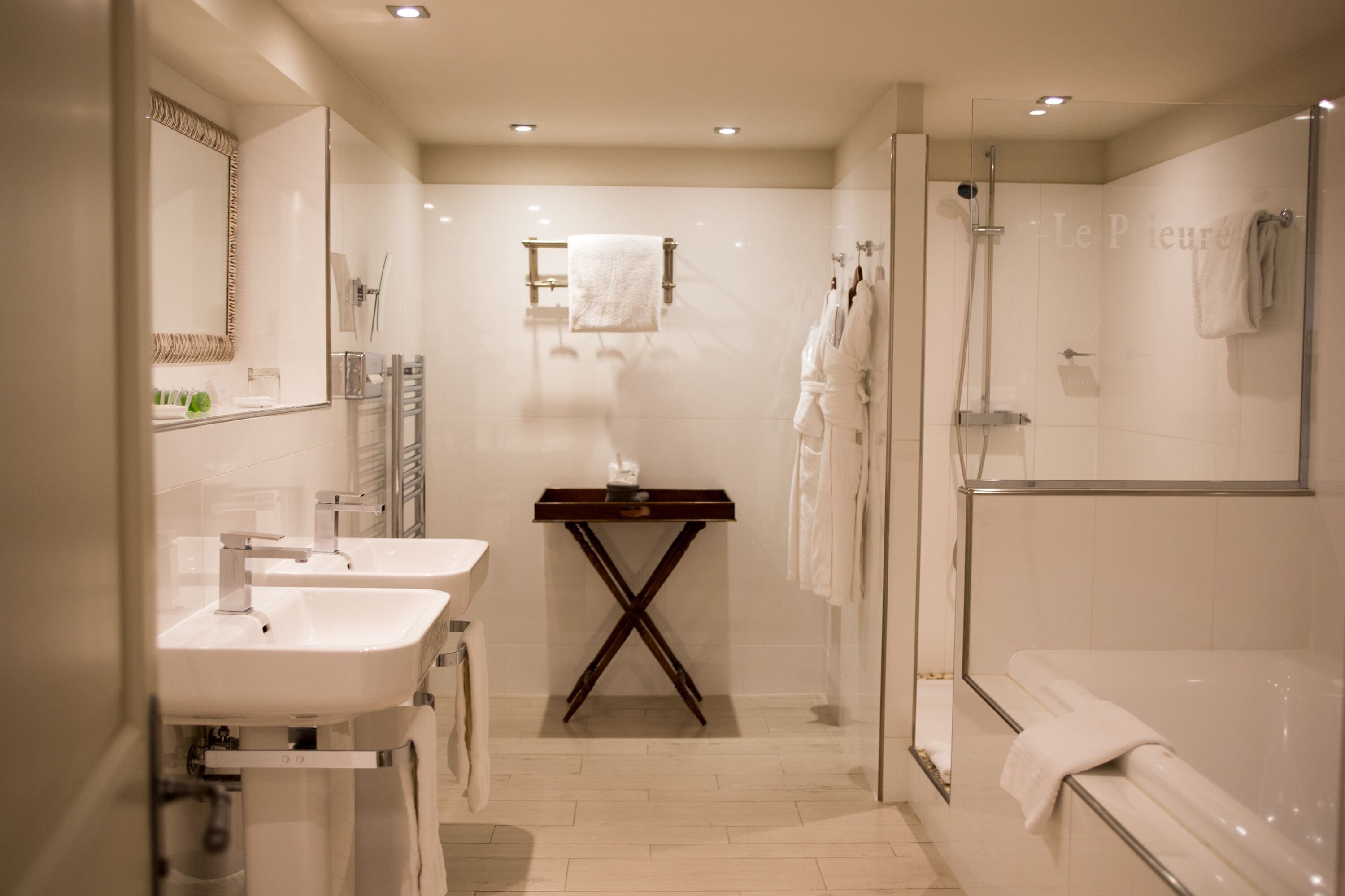 standard room | bathroom | free toiletries, hair dryer, bathrobes, slippers