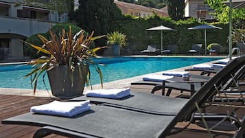 Outdoor pool, pool loungers