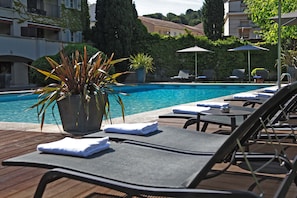 Piscine extérieure, chaises longues