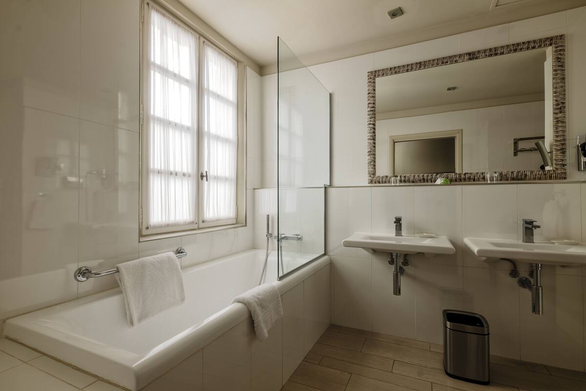 junior suite | bathroom | free toiletries, hair dryer, bathrobes, slippers