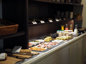 Free daily buffet breakfast