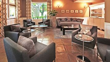 Serveert lunch, diner, Franse gerechten, uitzicht op de tuin