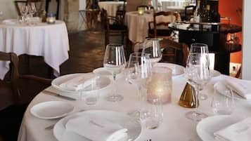 Déjeuner et dîner servis sur place