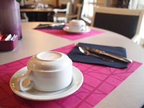 Desayuno buffet (EUR 16.90 por persona) 