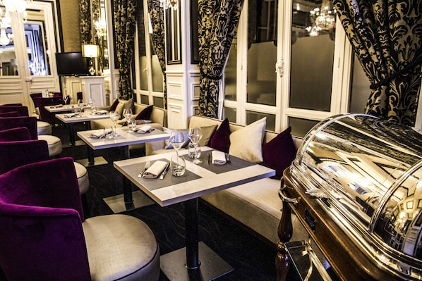 Breakfast, lunch, dinner served; French cuisine 