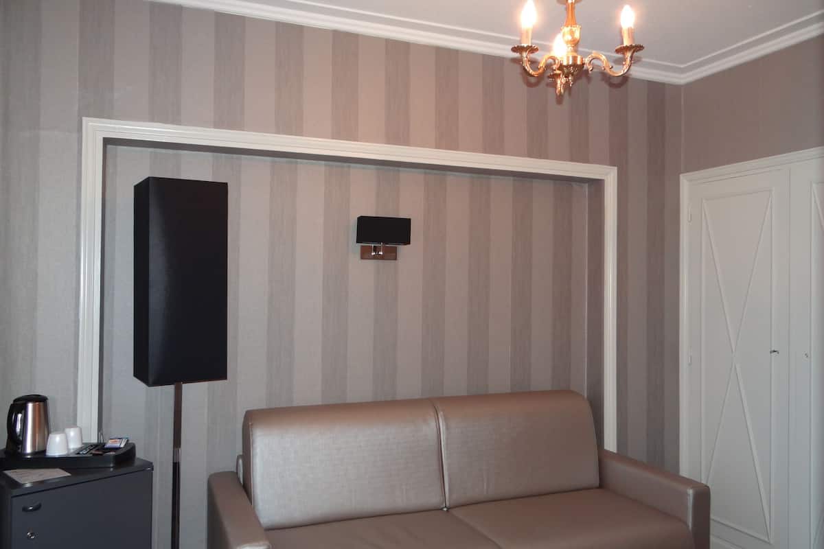 suite | living area | flat-screen tv