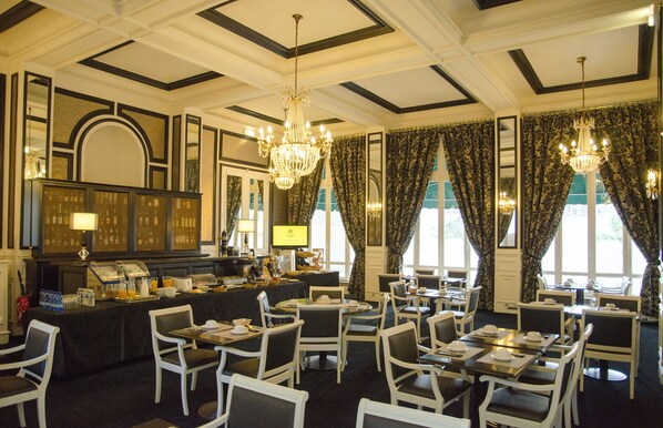 Breakfast, lunch, dinner served; French cuisine 