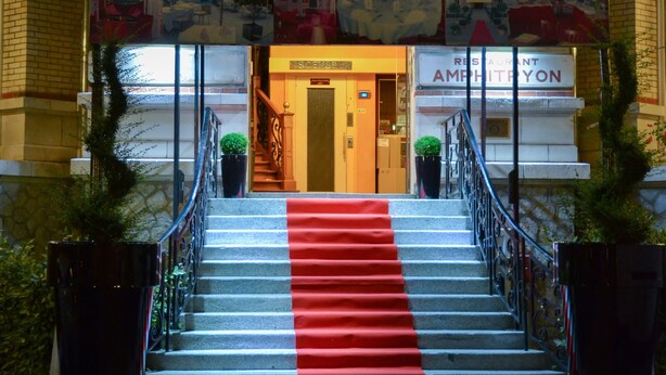 L'entrée de l'hôtel Concordia est marquée par un tapis rouge qui mène à l'escalier.