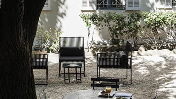 Piscine extérieure (ouverte en saison), chaises longues